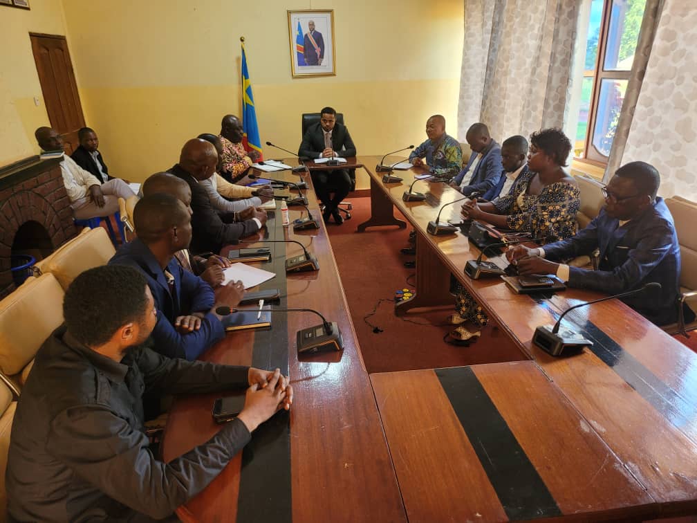 Bas-Uélé : Première Réunion des Nouveaux Ministres Provinciaux sous la Présidence du Gouverneur Mike-David Mokeni.